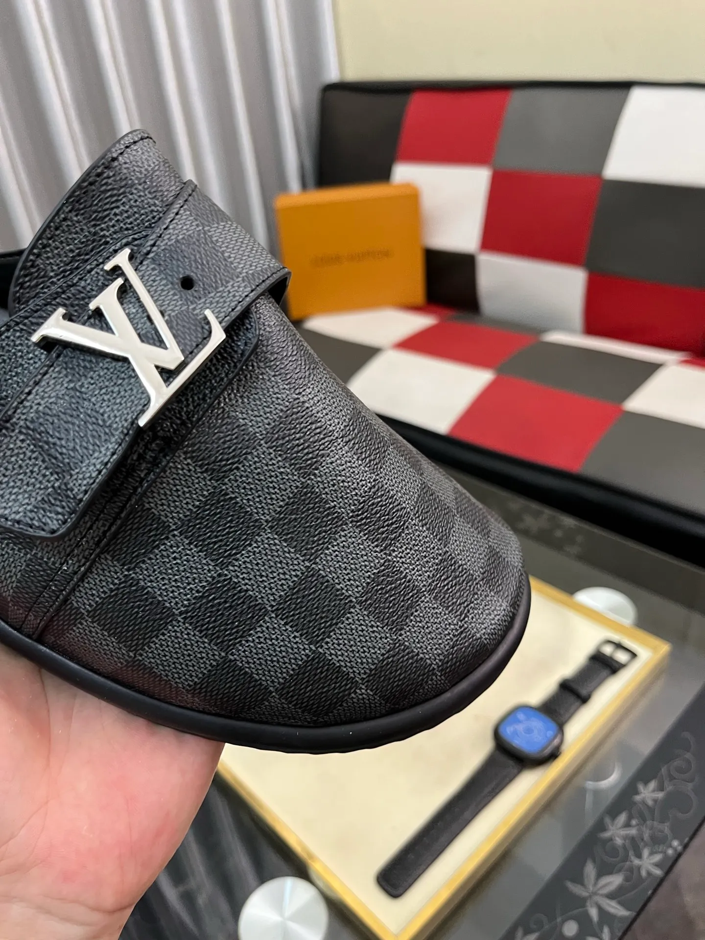 Men's shoes 💰380⌚️⌚️2025 new men's casual sandals and slippers, made of suede cow leather, with Monogram pattern to highlight the trendy style. Adjustable straps illuminated with LV letters, while a resilient insole and micro outsole provide lightweight comfort. Made of suede cow leather with embossed Monogram pattern and brand element metal hardware✅Adjustable straps➕Tough insole‼ ️Micro outsole. Comfortable and easy to wear‼ ️size: 38-443️⃣Colors available
